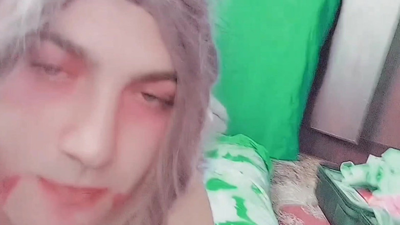 Kitty_Cross: Krásná Sissy Lying bokem s hravou kundičkou na vlasy