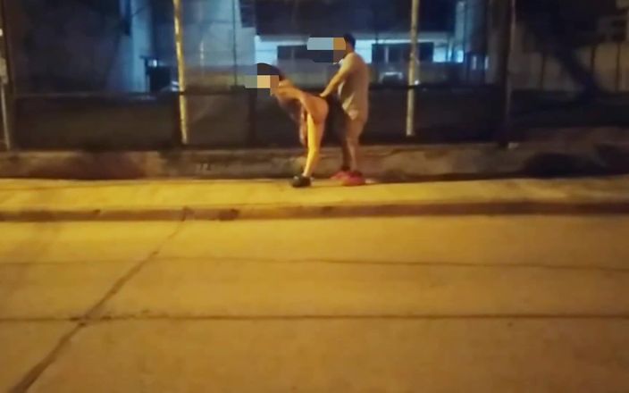 Activecouplearg: 공공 장소에서 위험한 관음증에서 팬티 없이 섹스하는 커플