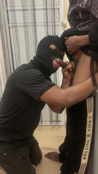 Enigmatic Buoy: Azgın heteroseksüel iri güzel kadın oral seks için yalvarıyor.