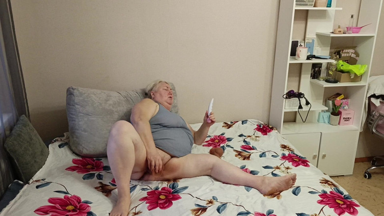 Zona901: Styvmamma onanerar fitta efter jobbet