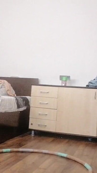Soție sexy antrenament acasă goală. Soția amatoare se masturbează cu degetele în pizdă