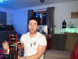 Marc McAulay XXX: 벌거벗은 채 펠라 손전등과 정보를 사용하는 Marc Mcaulay