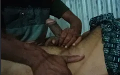 Masturbare cu labă de Ghush într-o cameră din Assam