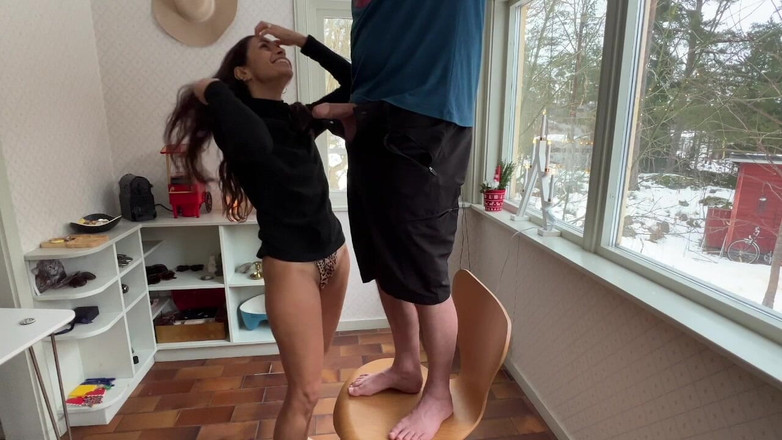 LoveAndRopes: Ehefrau unterbricht ehemann, während er elektrizitätsarbeit in der küche macht