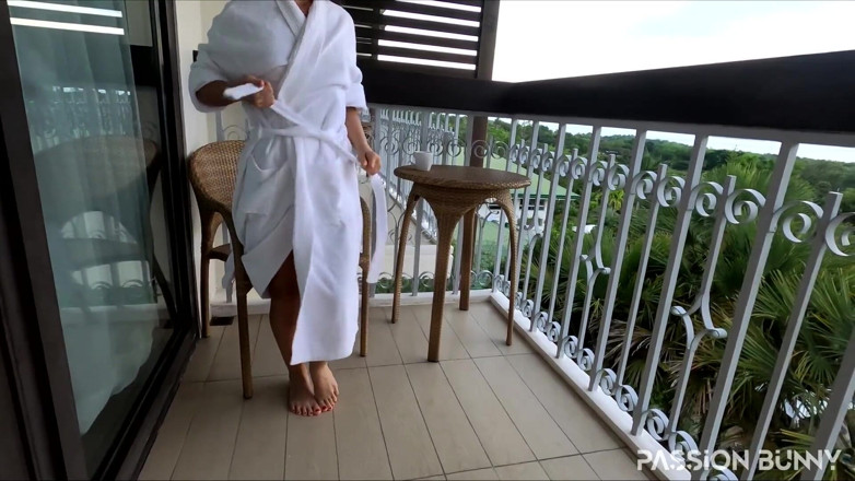 PassionBunny: Masturbação arriscada no terraço do hotel com buceta quente