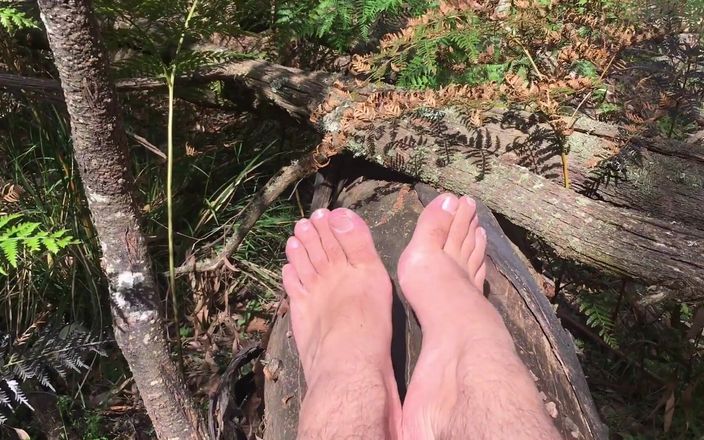 Manly foot: 아무도 가지 않는 깊은 덤불 땅에서 그의 여분의 긴 발을 가지고 노는 남자입니다 - Manlyfoot