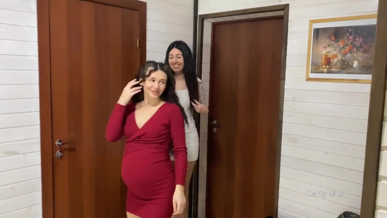 Katty West: 妊娠中の妻の友人が夕食を作っている間、私は彼女の後ろでファックします