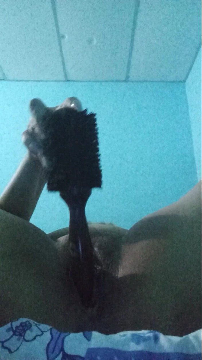 Lobicam: Şapırdayarak geliyorum, saç fırçasıyla mastürbasyon yapıyorum