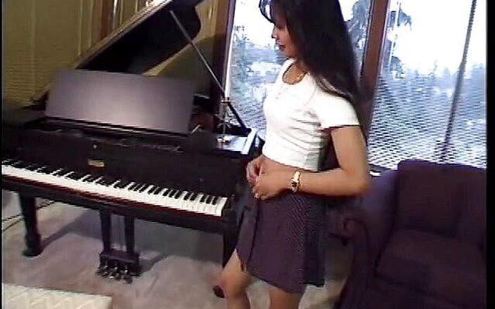 Big in Asia: Сексуальній Лінн лиже кицьку чоловік на фортепіано