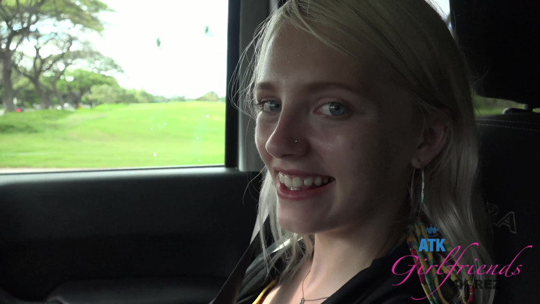 ATK Fans (Girlfriends): Kate kencing di luar ruangan untukmu
