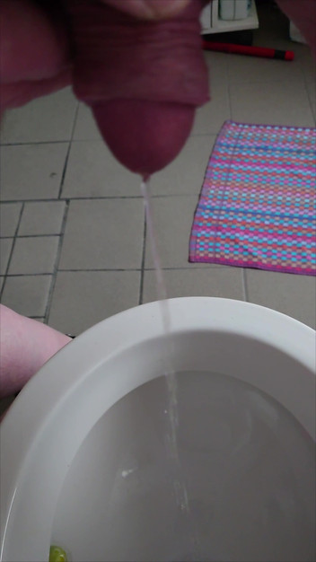 Carmen_Nylonjunge: Nylonjunge Pisses on the Morning of New Year