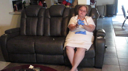 BBW nurse Vicki adventures with friends: L'infermiera Vicki dà a Breanna Il suo colpo nel culo...