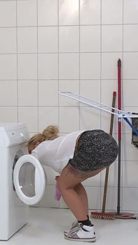 Seksi orta yaşlı seksi kadın mia ıslak ve azgın amcığını sert siktiriyor