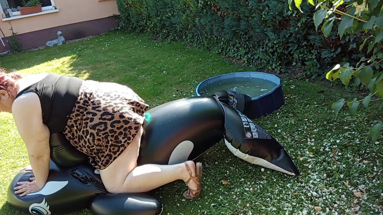tammara big: Outdoor with Dolphin