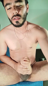Uma Figura Com Capuz Chega À Sua Casa