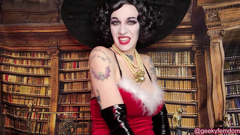 Geeky Femdom: Lady Dimitrescu prezent na wakacje