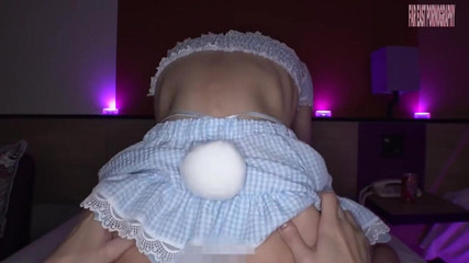 Far East pornography: Yumuşak kıvrımlı ve tatlı bir gülümsemeye sahip oyuncu pembe saçlı...