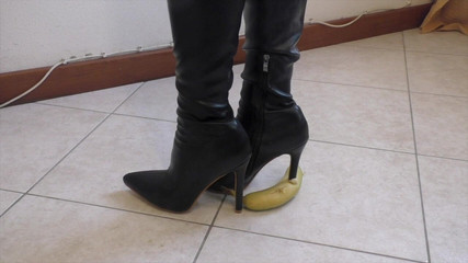 Mature_cunt: Havarující banán s botami na vysokých podpatcích