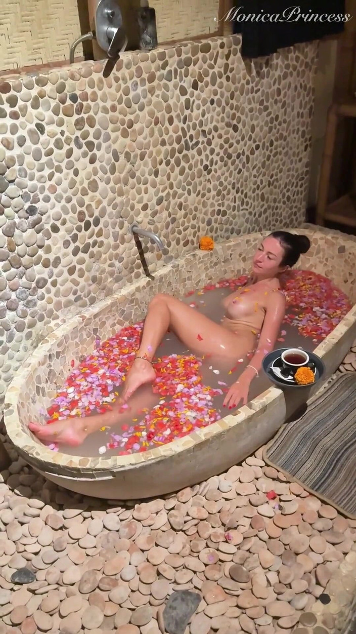 Princess Monica: स्पा में नग्न स्नान में शूटिंग - परदे के पीछे