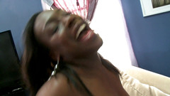 Babe Stars: Una ragazza nera con un culo fantastico assaggia un lungo...