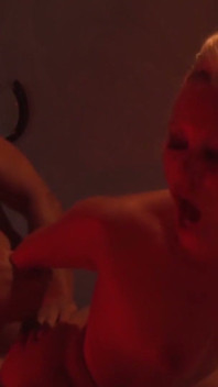 Rubia milf toma gruesa polla profunda en el culo