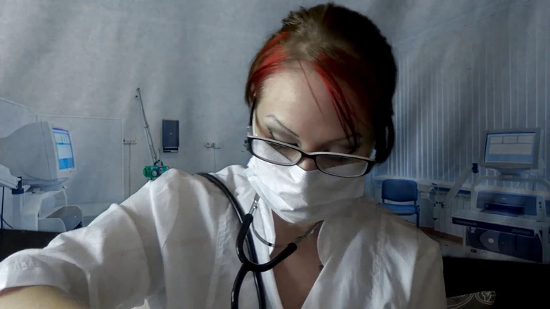 Goddess Misha Goldy: Doctor care mănâncă în mască medicală și mănuși