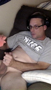 Dubesnacks Siede Al Suo Computer a Guardare Un Po 'di Porno Sul Computer.