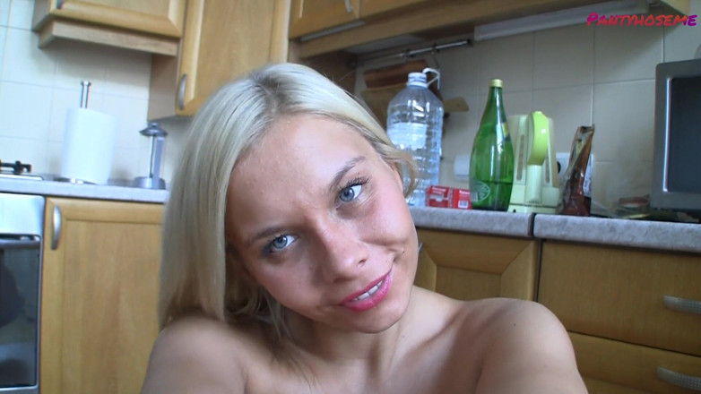 Pantyhose me porn videos: Seksowna amatorska blondynka Lisa w jej rajstopy dokuczanie