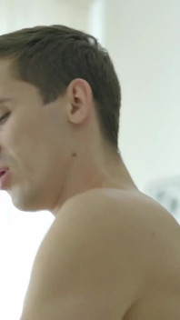 Ragazzo biondo in fondo per il ragazzo grezzo dal basso