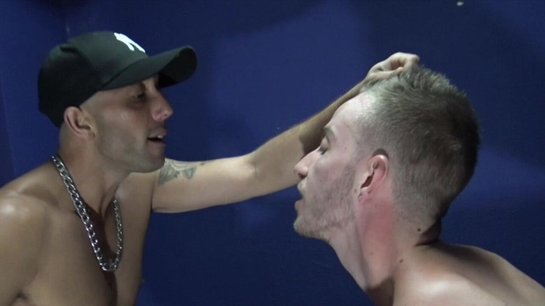 Hot rough sex special bareback: Красивая молодая блондинка трахается XXL