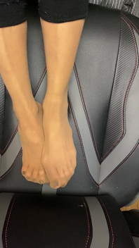 Kaki mungil seksi dengan stoking seksi dengan kaki panjang