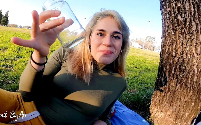 April BigAss: Bere piscio per strada rischio reale