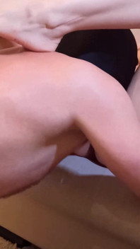 Domina-sklave leckt die füße der herrin und isst sperma von füßen, episode 22422