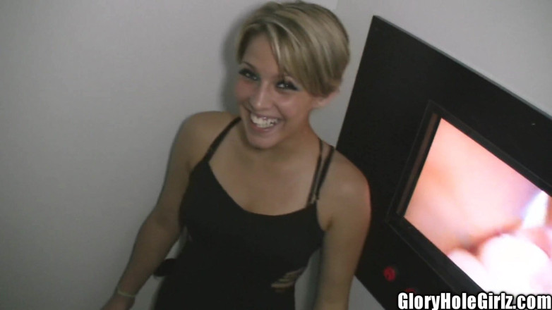 Glory Hole Girlz: Маленька повія з маленькими цицьками смокче пеніс у глоріхолі