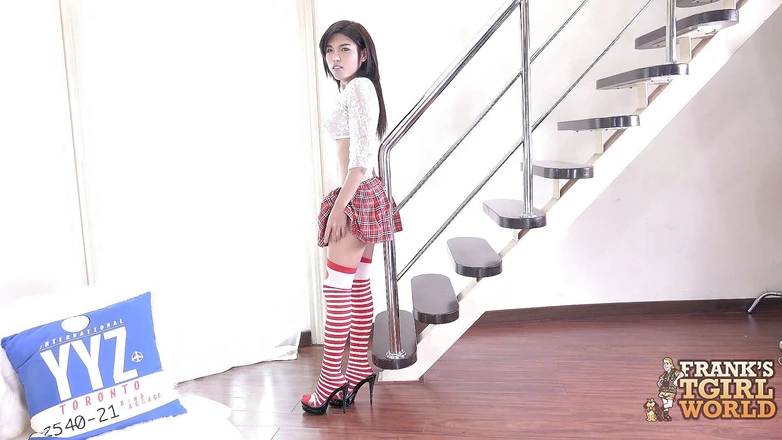 Grooby Girls: "Une belle tgirl thaïlandaise jouit !"