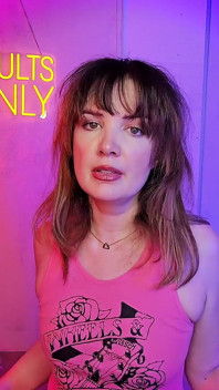 Sdílení vaší děvky přítelkyně ve virtuálním sexu glory hole