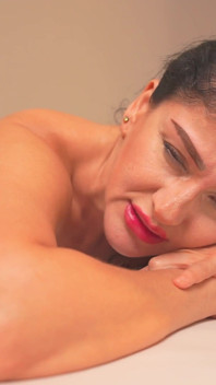Tarde para a massagem, Cedo para o Final Feliz: Latina MILF anseia por uma jovem massagista