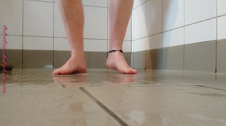 Carmen_Nylonjunge: Kaki melekit di bilik mandi