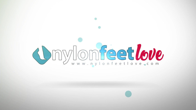 Foot Fetish HD: Emily, wytatuowana nastolatka lubi bawić się swoimi pięknymi stopami