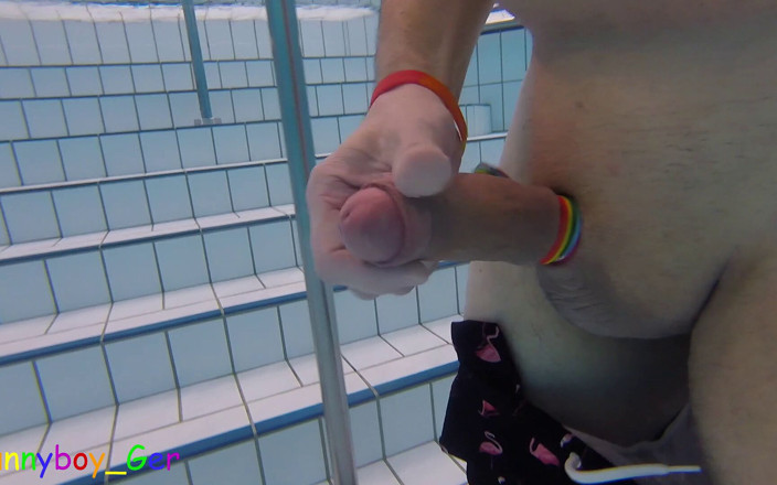 Funnyboy-Ger: Prim-plan: Îmi masturbez pula groasă sub apă într-o piscină publică, purtând o...
