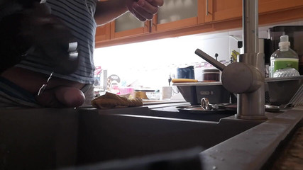 Rafael Torreano: Kencing pagi ke dalam sinki dapur