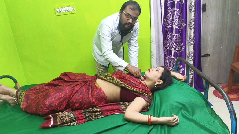 Sona bhabhi: 医者は私がクリニックで私の体をチェックしているときに私を激しく犯しました