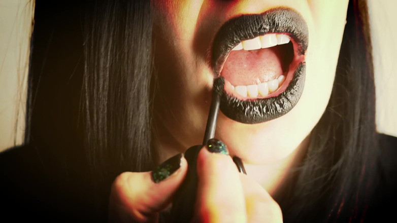 Goddess Misha Goldy: 私の黒い唇があなたの注意を引く!