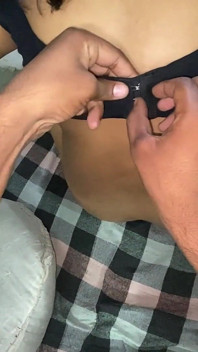 Küçük üvey kız kardeş odasında dinleniyor ve yaşlı üvey erkek kardeşi penisini ağzına sokuyor - ev yapımı porno