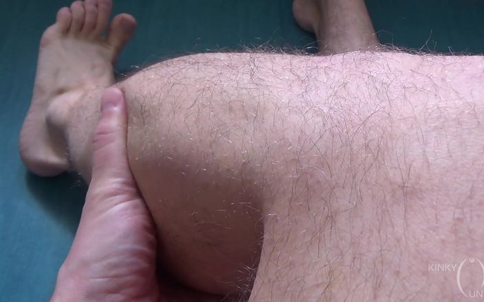 FTM Kinky cuntboy: Волосатые ноги мастурбации, мужские ступни и киска FTM