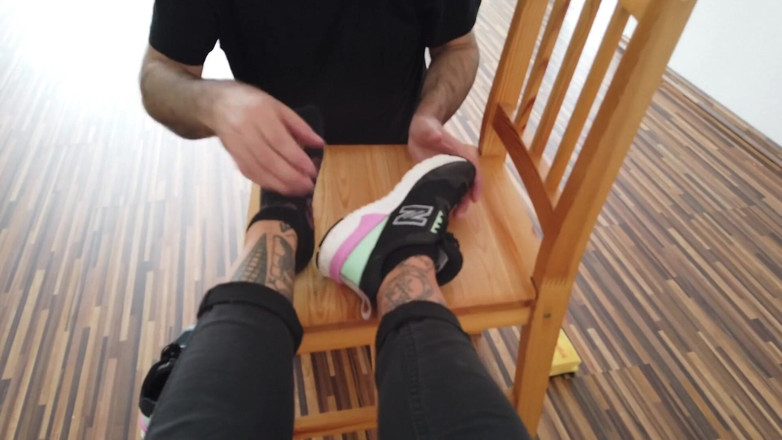 Fetish videos by Alex: Lo schiavo del piede adora i piedi tatuati