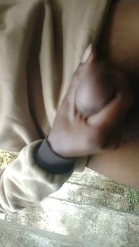 Fui al área hoy y vi un video de una niña. Me excitaba en mi juventud tanto que no podía sostener mi pene.