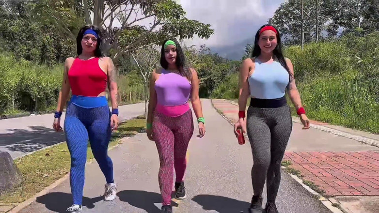 Jenifer Play: 운 좋은 새아버지가 세 명의 의붓딸과 성관계를 가졌다