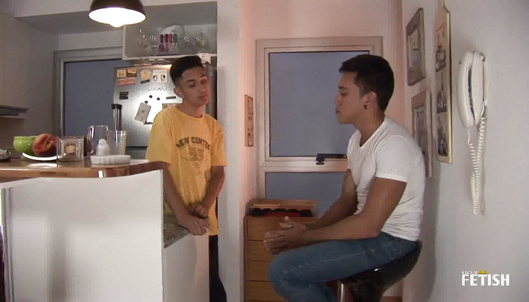 Gay Diaries: Gay fode a bunda do amigo na cozinha depois de...