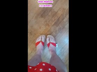 BBW nurse Vicki adventures with friends: Elle exhibe ses pieds sexy dans des tongs rouges